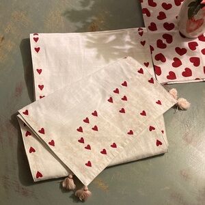 NWOT- Cotten linen heart table runner with pink tassels